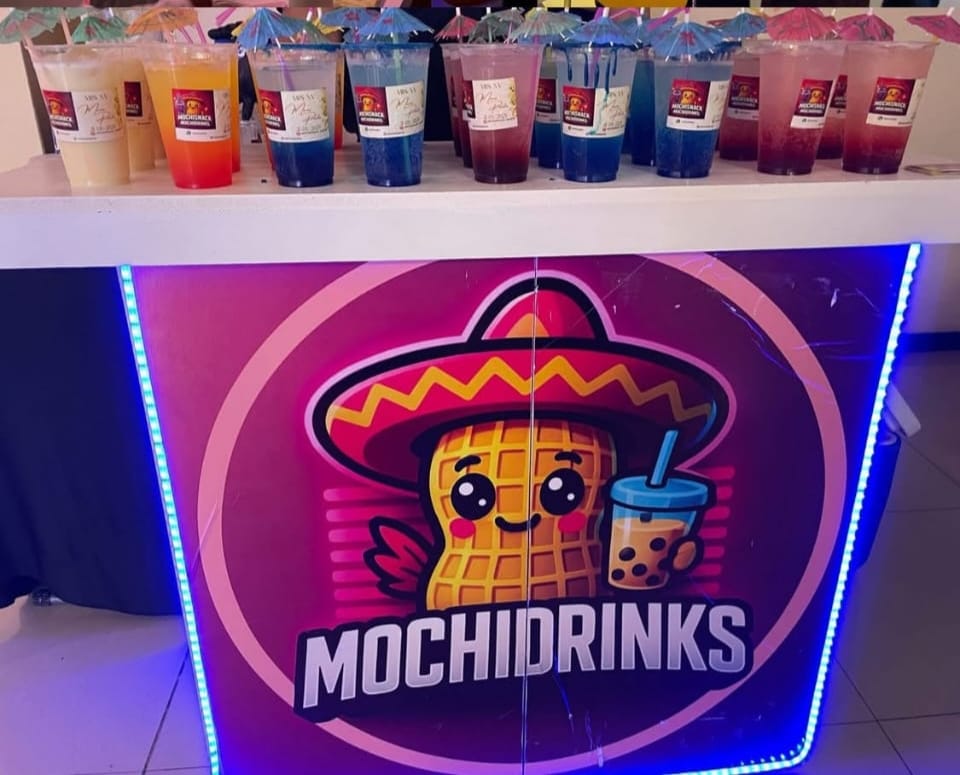 Vasos de mocktails coloridos con frutas naturales