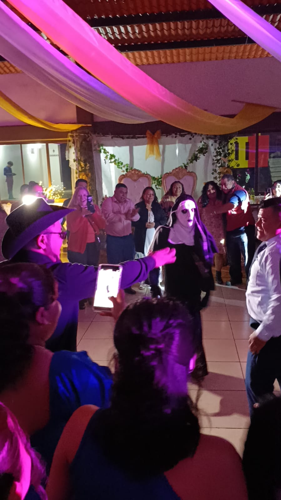 Invitados celebrando la hora loca con accesorios de fiesta
