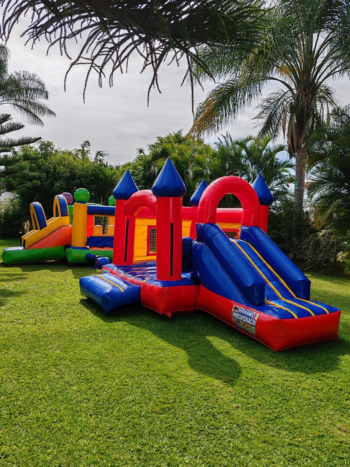 Inflable tipo castillo instalado en jardín para fiesta infantil