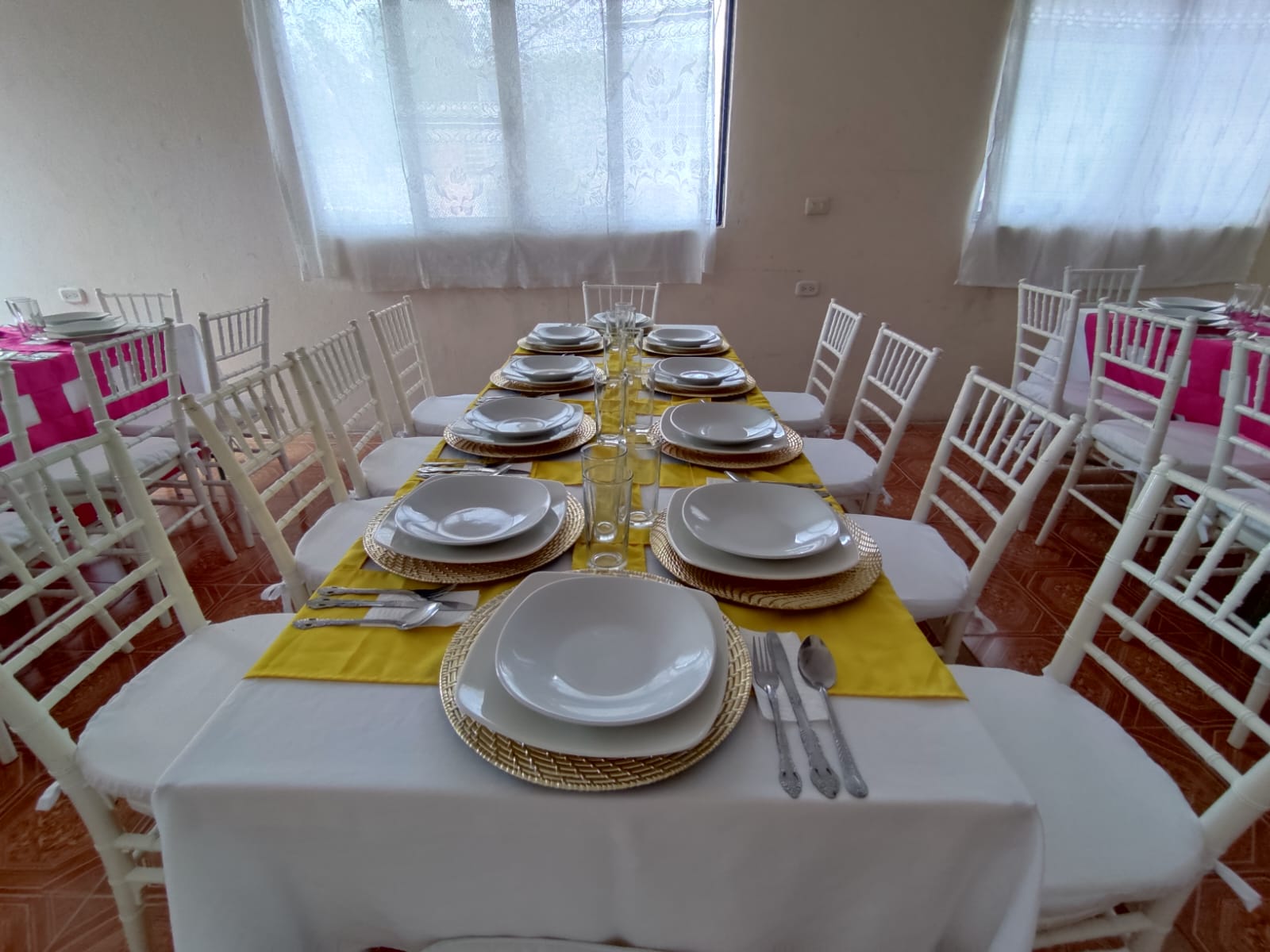 Vajilla elegante con servilleta y copas sobre mesa decorada